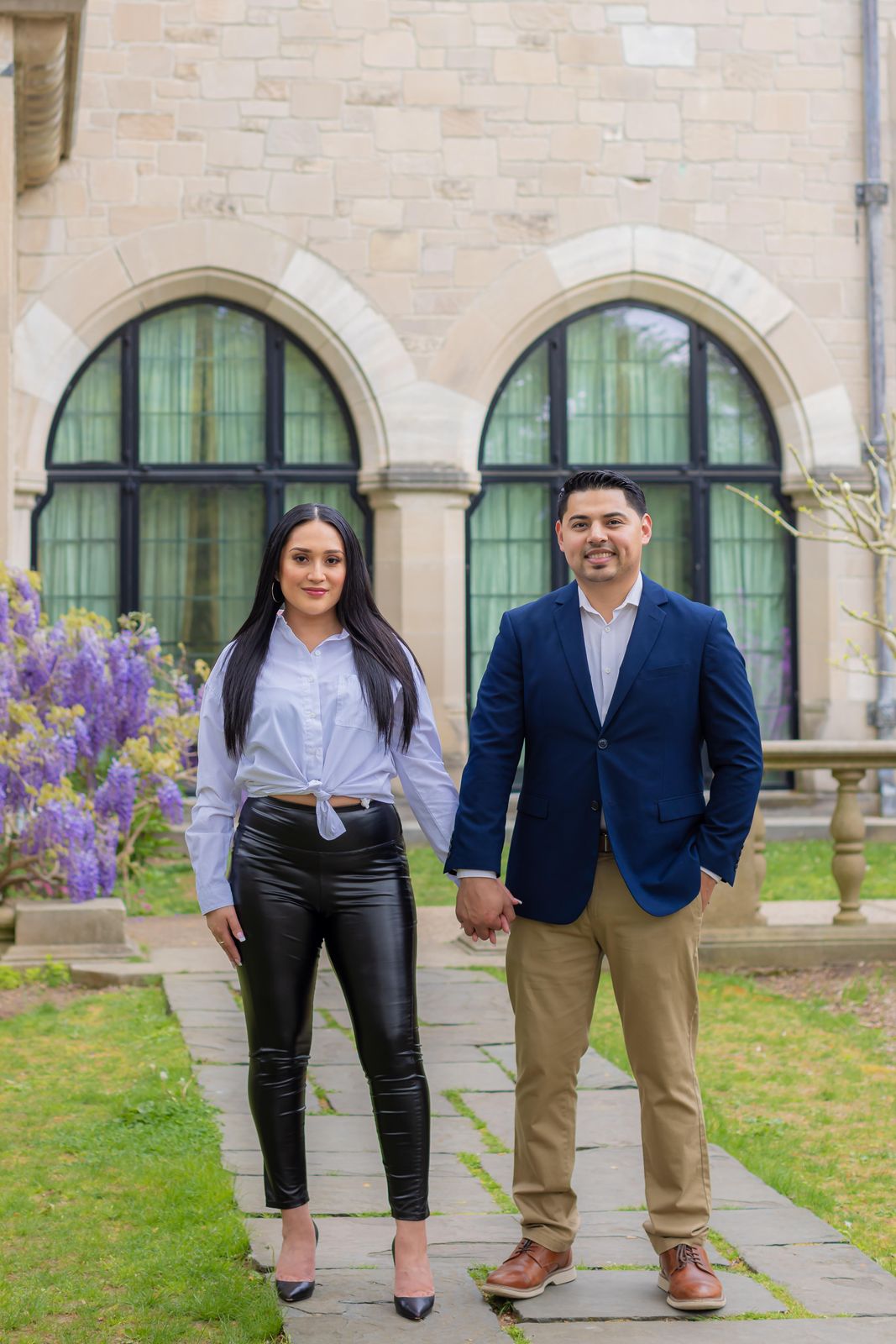 Couple holding hands outdoors — Morale Visual